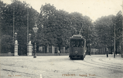 4187 Afbeelding van een tram op de hoek van de Kruisstraat (links) en de Wittevrouwensingel (rechts), met links op de ...